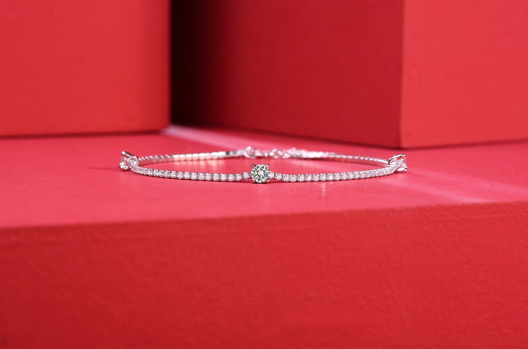 Moissanit Tennis Armband mit 0.9 Karat VVS1 Reinheit und D Farbgrad aus rhodiniertem 925 Silber (18 cm)