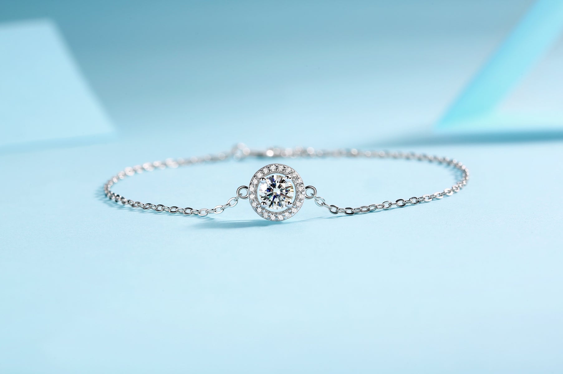 Moissanit Tennis Armband mit 0.68 Karat VVS1 Reinheit und D Farbgrad aus rhodiniertem 925 Silber (18 cm)