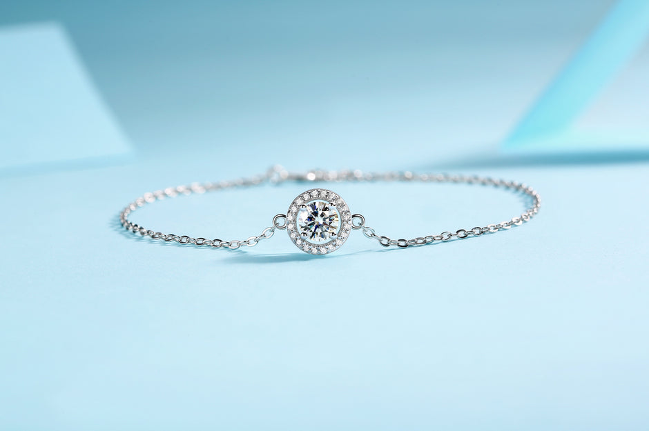 Moissanit Tennis Armband mit 0.68 Karat VVS1 Reinheit und D Farbgrad aus rhodiniertem 925 Silber (18 cm)