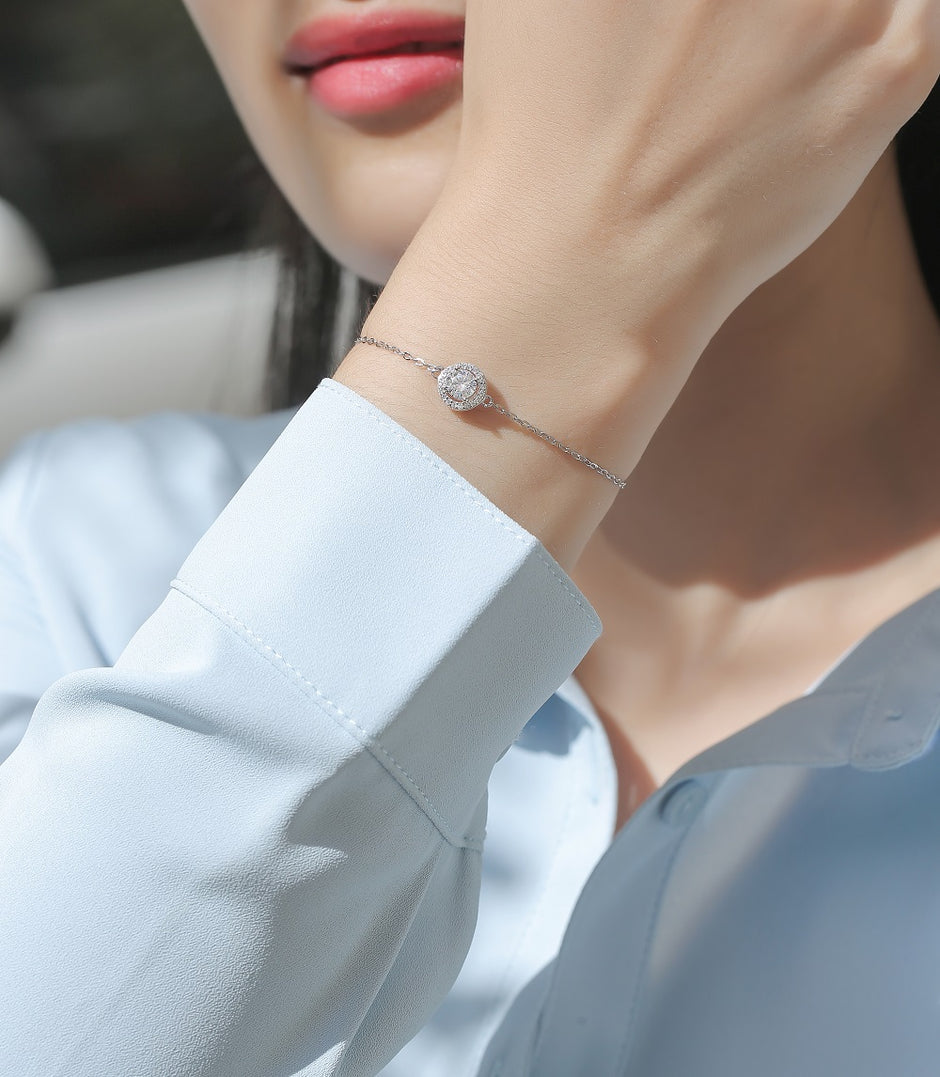 Moissanit Tennis Armband mit 0.68 Karat VVS1 Reinheit und D Farbgrad aus rhodiniertem 925 Silber (18 cm)