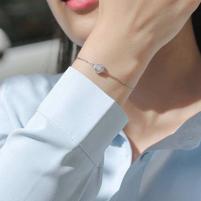 Moissanit Tennis Armband mit 0.68 Karat VVS1 Reinheit und D Farbgrad aus rhodiniertem 925 Silber (18 cm)