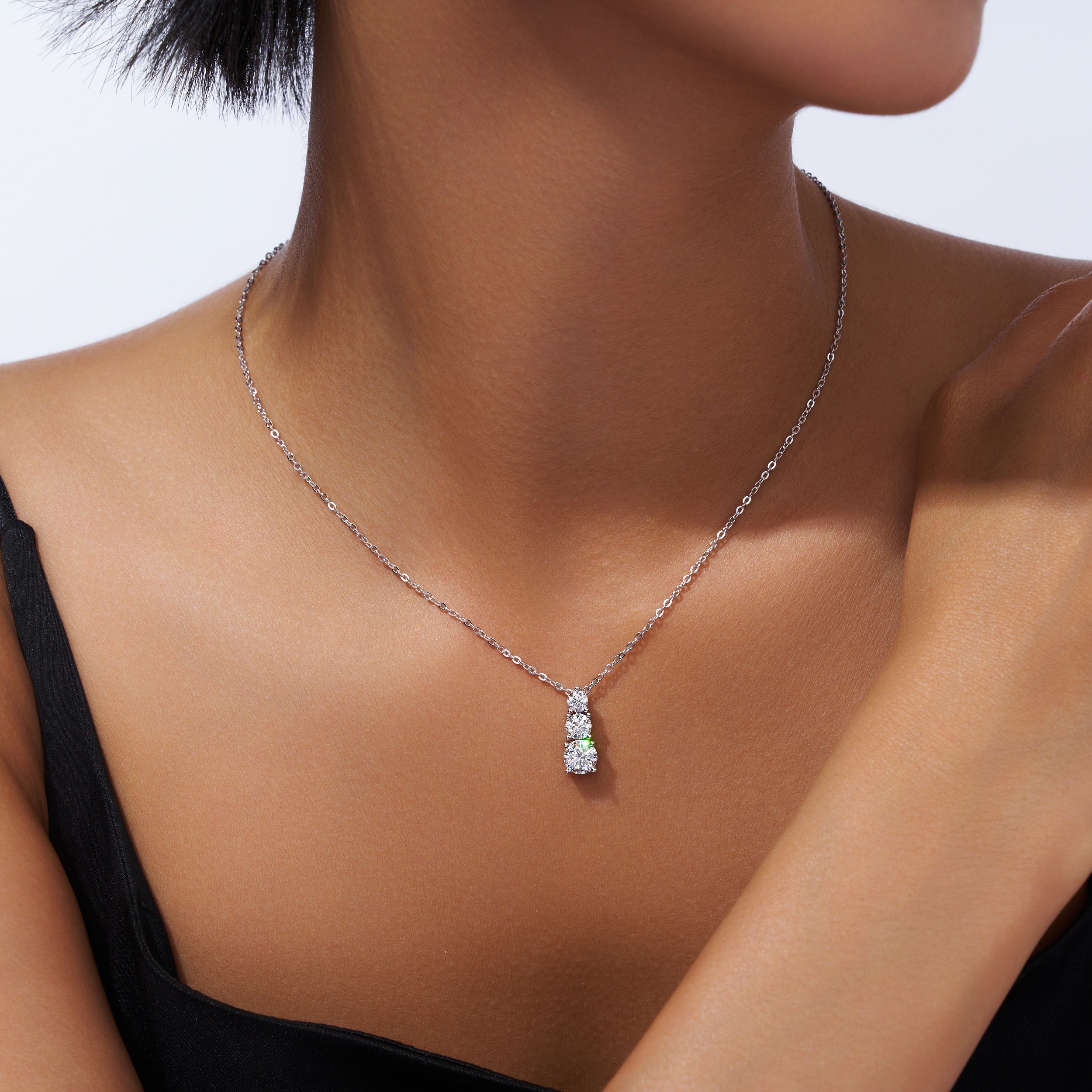 Moissanit Halskette 1.8 Karat in VVS1 Reinheit und Farbgrad D - rhodinierte Anhänger mit eleganter  Kette aus 925er Silber