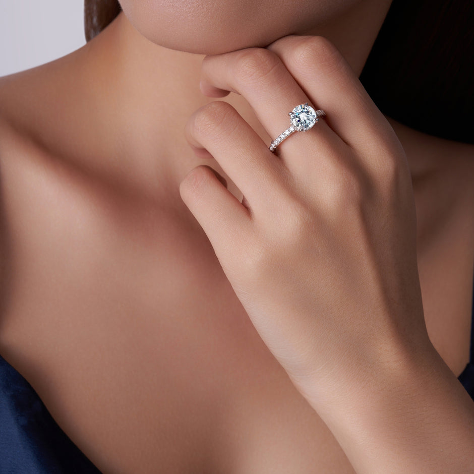 Moissanit Ring / Verlobungsring / Silberring mit 2.39 Karat VVS1 Reinheit und Farbgrad D im Brilliantschliff in rhodiniertem 925 Sterlingsilber.