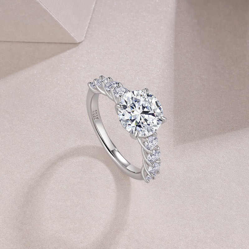 Moissanit Ring / Verlobungsring mit 3.8 Karat VVS1 Reinheit und Farbgrad D im Brilliantschliff in rhodiniertem 925 Sterlingsilber.