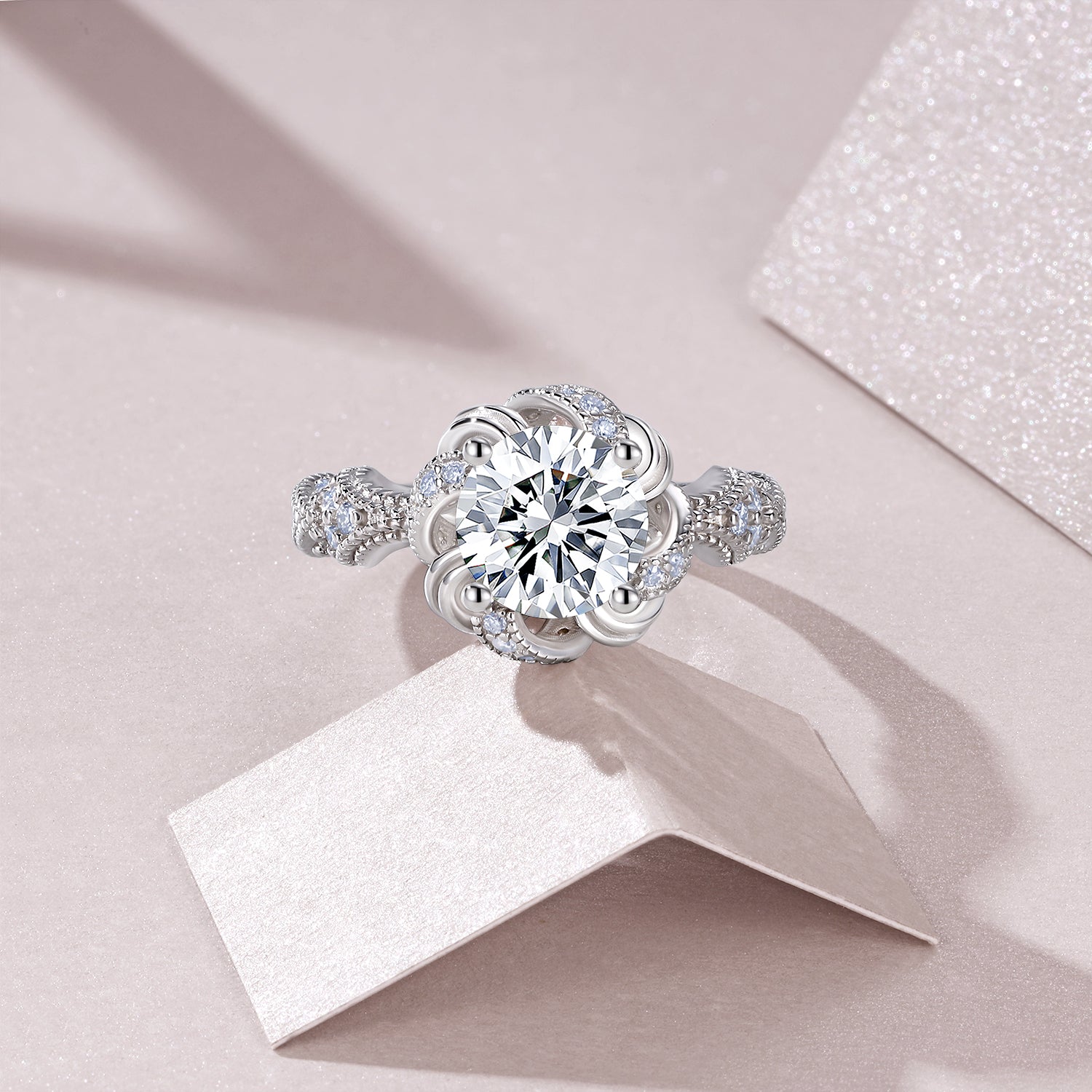 Moissanit Ring / Verlobungsring / Silberring mit 2 Karat VVS1 Reinheit und Farbgrad D im Brilliantschliff in rhodiniertem 925 Sterlingsilber.