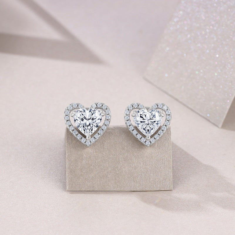 Elegante Moissanit Herzschliff Ohrstecker mit 2.25 Karat in höchster VVS1-Reinheit und edlem D-Farbgrad aus rhodiniertem 925 Silber