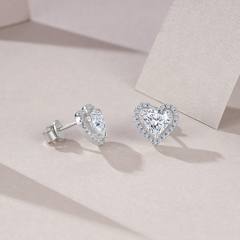 Elegante Moissanit Herzschliff Ohrstecker mit 2.25 Karat in höchster VVS1-Reinheit und edlem D-Farbgrad aus rhodiniertem 925 Silber