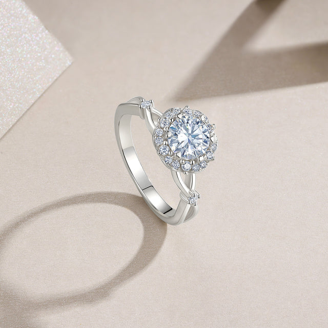 Moissanit Ring / Verlobungsring / Silberring mit 2 Karat VVS1 Reinheit und Farbgrad D im Brilliantschliff in rhodiniertem 925 Sterlingsilber.