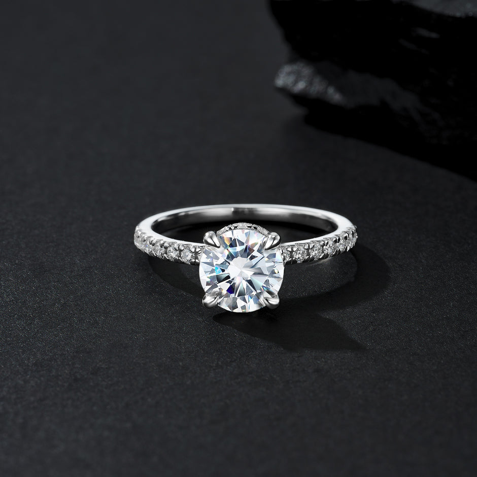 Moissanit Ring / Verlobungsring / Silberring mit 2.39 Karat VVS1 Reinheit und Farbgrad D im Brilliantschliff in rhodiniertem 925 Sterlingsilber.