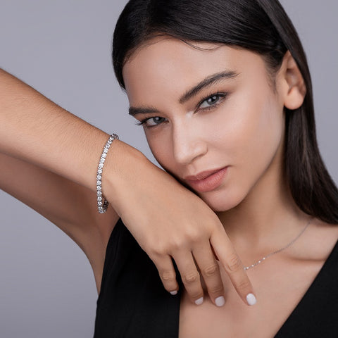 Moissanit Tennis Armband mit 10.8 Karat VVS1 Reinheit und D Farbgrad aus rhodiniertem 925 Silber (18 cm)