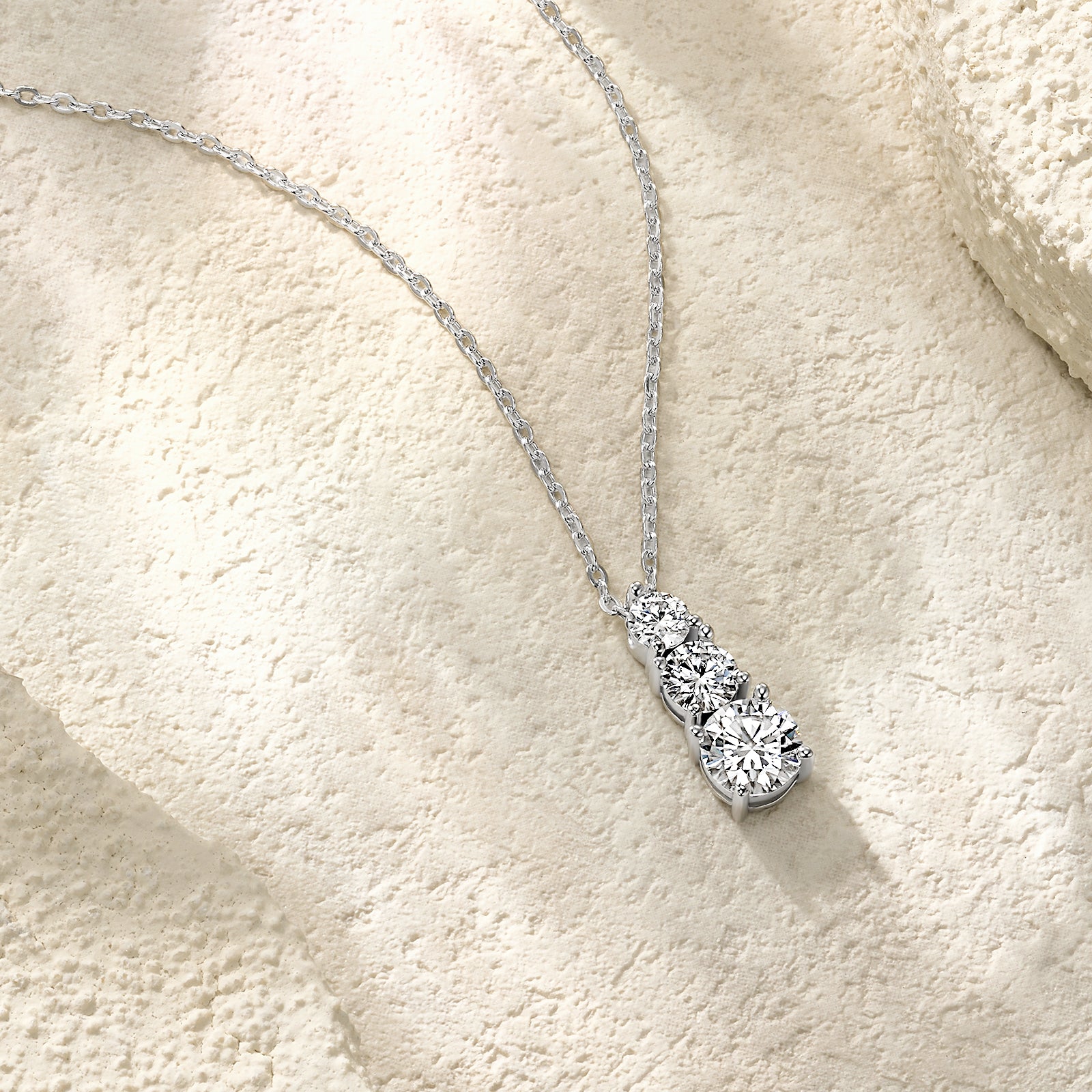 Moissanit Halskette 1.8 Karat in VVS1 Reinheit und Farbgrad D - rhodinierte Anhänger mit eleganter  Kette aus 925er Silber