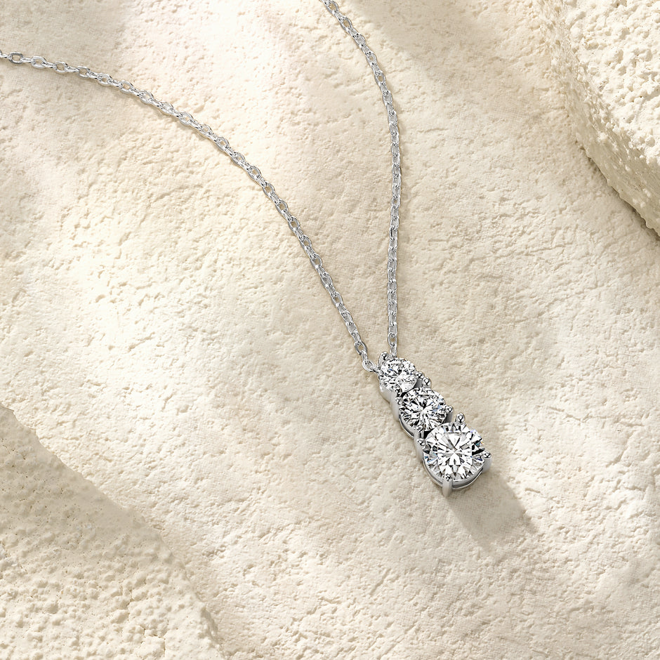 Moissanit Halskette 1.8 Karat in VVS1 Reinheit und Farbgrad D - rhodinierte Anhänger mit eleganter  Kette aus 925er Silber