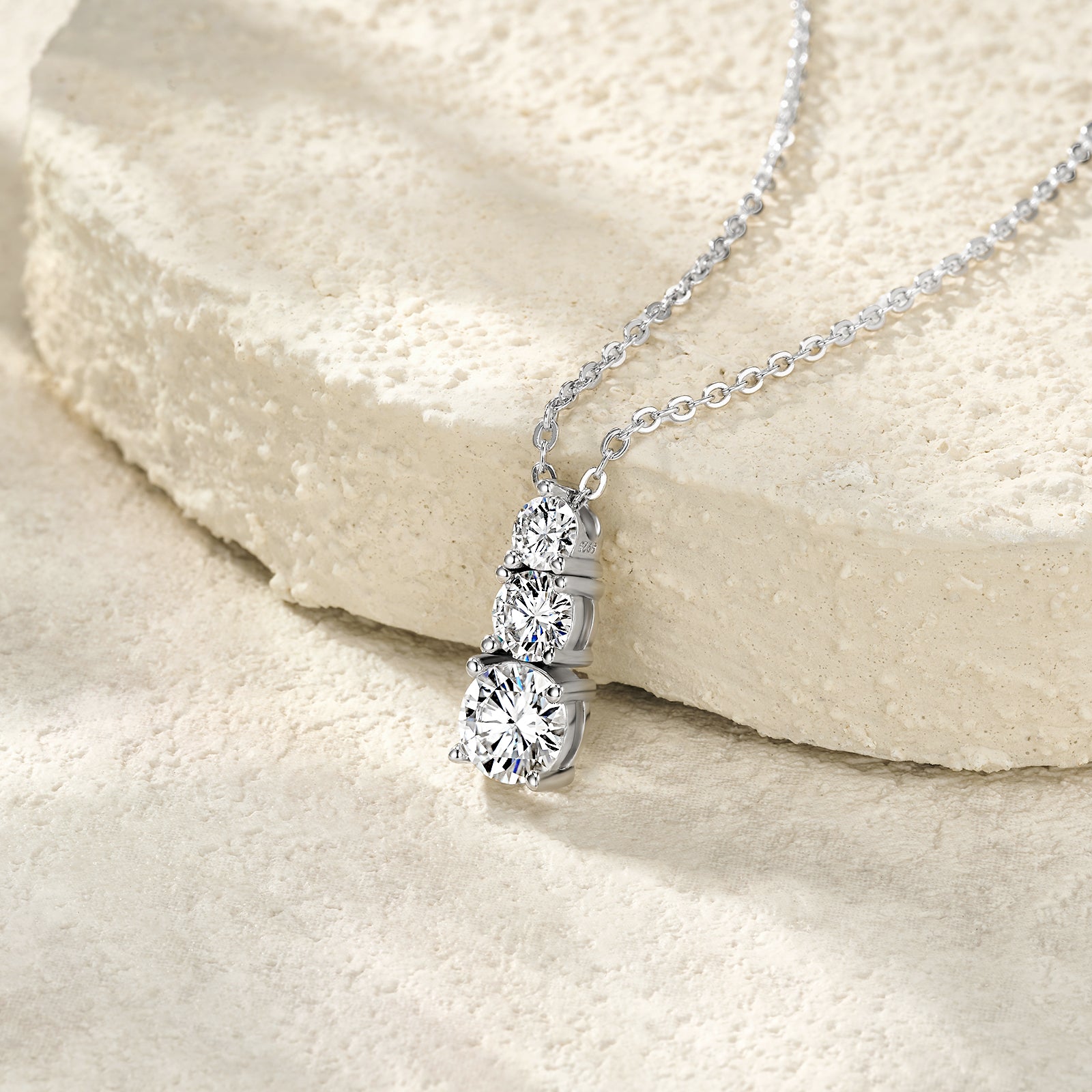 Moissanit Halskette 1.8 Karat in VVS1 Reinheit und Farbgrad D - rhodinierte Anhänger mit eleganter  Kette aus 925er Silber