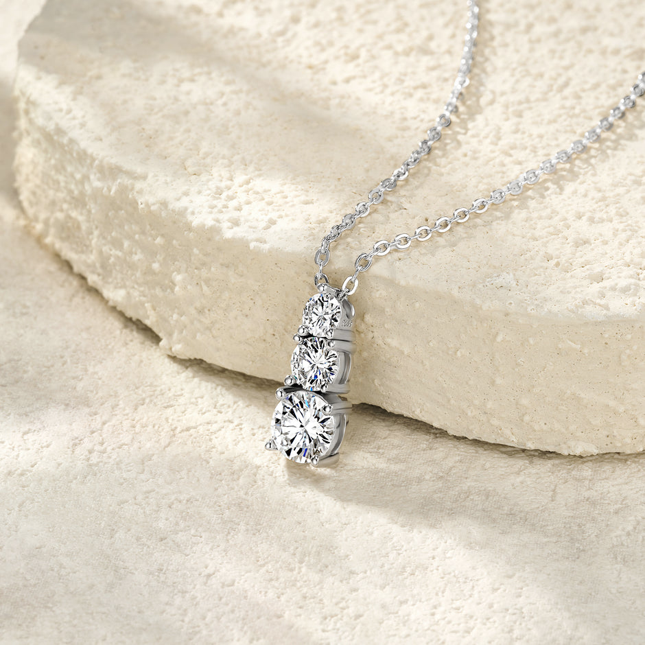 Moissanit Halskette 1.8 Karat in VVS1 Reinheit und Farbgrad D - rhodinierte Anhänger mit eleganter  Kette aus 925er Silber
