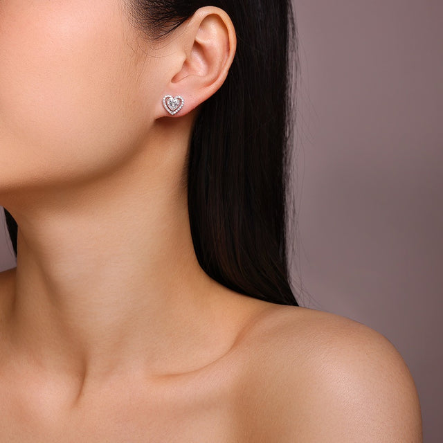 Elegante Moissanit Herzschliff Ohrstecker mit 2.25 Karat in höchster VVS1-Reinheit und edlem D-Farbgrad aus rhodiniertem 925 Silber
