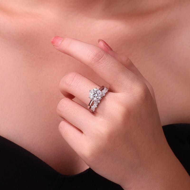 Moissanit Ring / Verlobungsring mit 3.84 Karat VVS1 Reinheit und Farbgrad D im Brilliantschliff in rhodiniertem 925 Sterlingsilber.