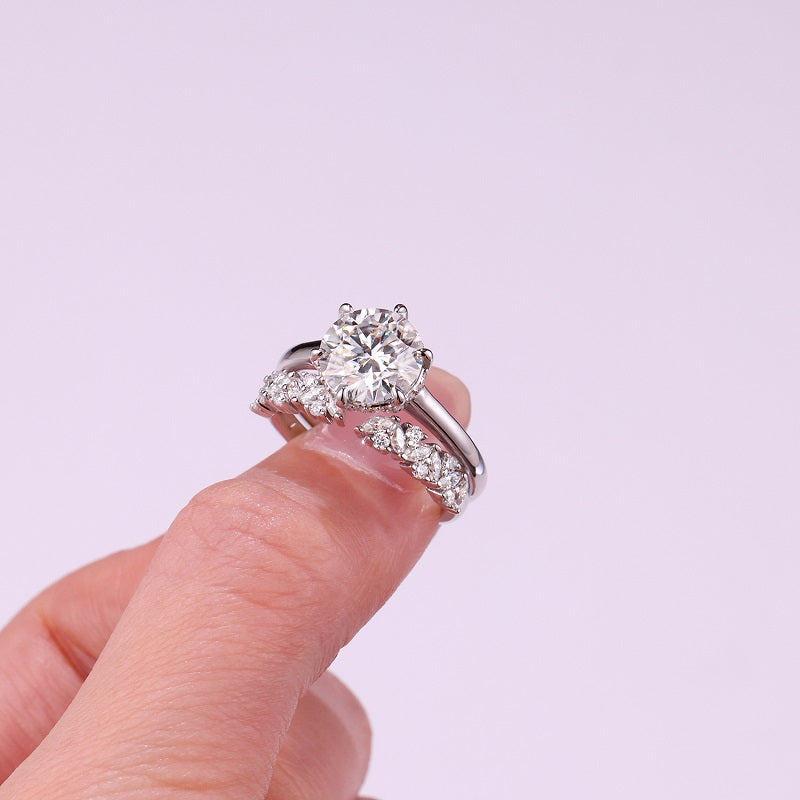 Moissanit Ring / Verlobungsring mit 3.84 Karat VVS1 Reinheit und Farbgrad D im Brilliantschliff in rhodiniertem 925 Sterlingsilber.