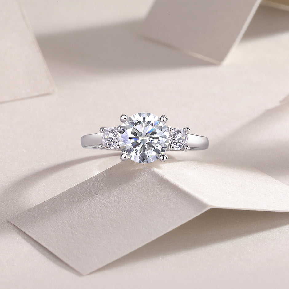 Moissanit Ring / Verlobungsring / Silberring mit 2.45 Karat VVS1 Reinheit und Farbgrad D im Brilliantschliff in rhodiniertem 925 Sterlingsilber.