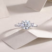 Moissanit Ring / Verlobungsring / Silberring mit 2.45 Karat VVS1 Reinheit und Farbgrad D im Brilliantschliff in rhodiniertem 925 Sterlingsilber.