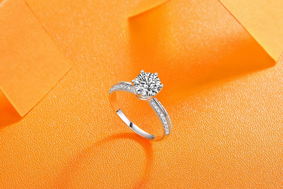 Moissanit Ring / Verlobungsring / Silberring mit 1.29 Karat VVS1 Reinheit und Farbgrad D im Brilliantschliff in rhodiniertem 925 Sterlingsilber.