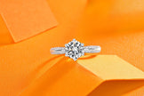 Moissanit Ring / Verlobungsring / Silberring mit 1.29 Karat VVS1 Reinheit und Farbgrad D im Brilliantschliff in rhodiniertem 925 Sterlingsilber.