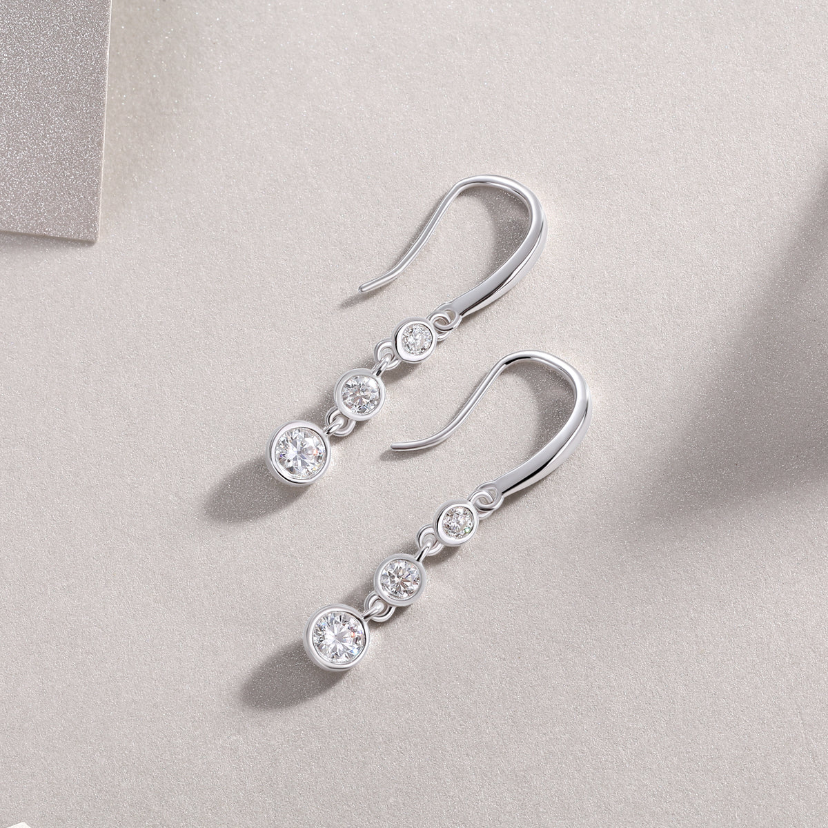 Elegante Moissanit Ohrringe mit 0.92 Karat in höchster VVS1-Reinheit und edlem D-Farbgrad aus rhodiniertem 925 Silber