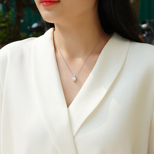 Moissanit Halskette Herzschliff 2.34 Karat  VVS1 Reinheit und Farbgrad D - rhodinierter Anhänger mit eleganter  Kette aus 925er Silber