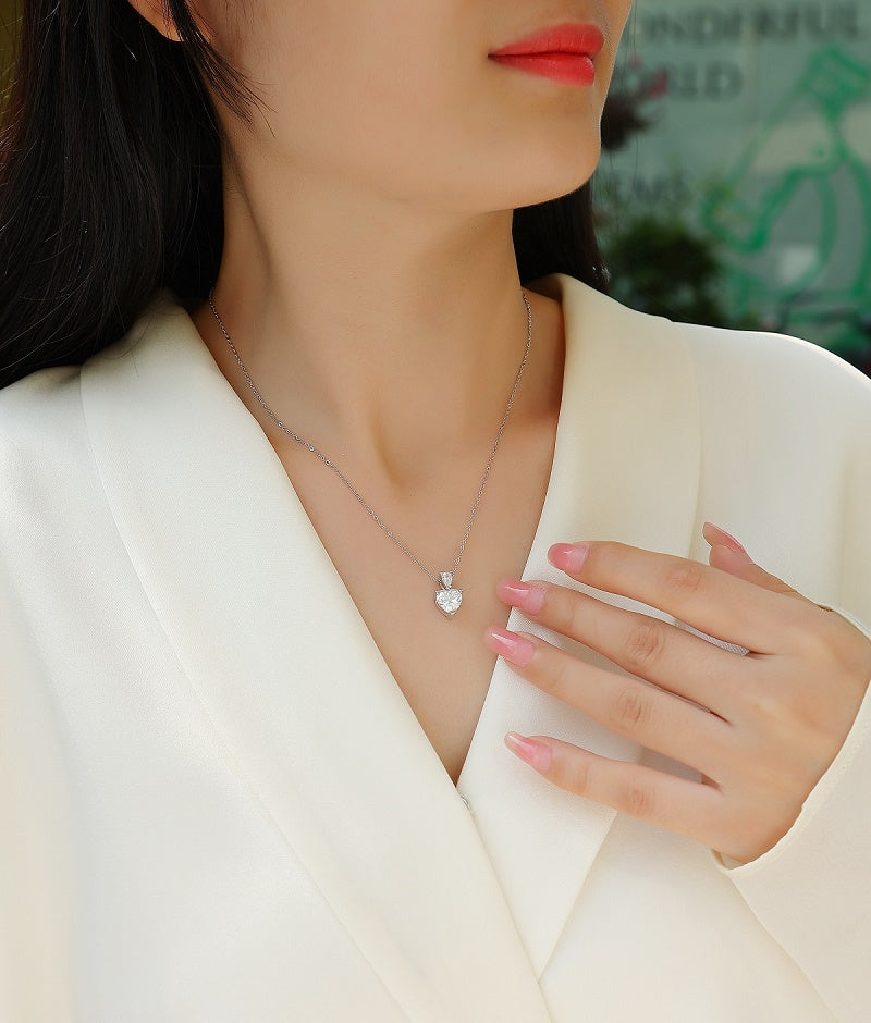 Moissanit Halskette Herzschliff 2.34 Karat  VVS1 Reinheit und Farbgrad D - rhodinierter Anhänger mit eleganter  Kette aus 925er Silber