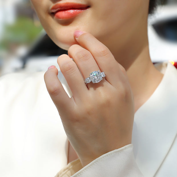 Moissanit Ring / Verlobungsring mit 6.38 Karat VVS1 Reinheit und Farbgrad D im Brilliantschliff in rhodiniertem 925 Sterlingsilber.