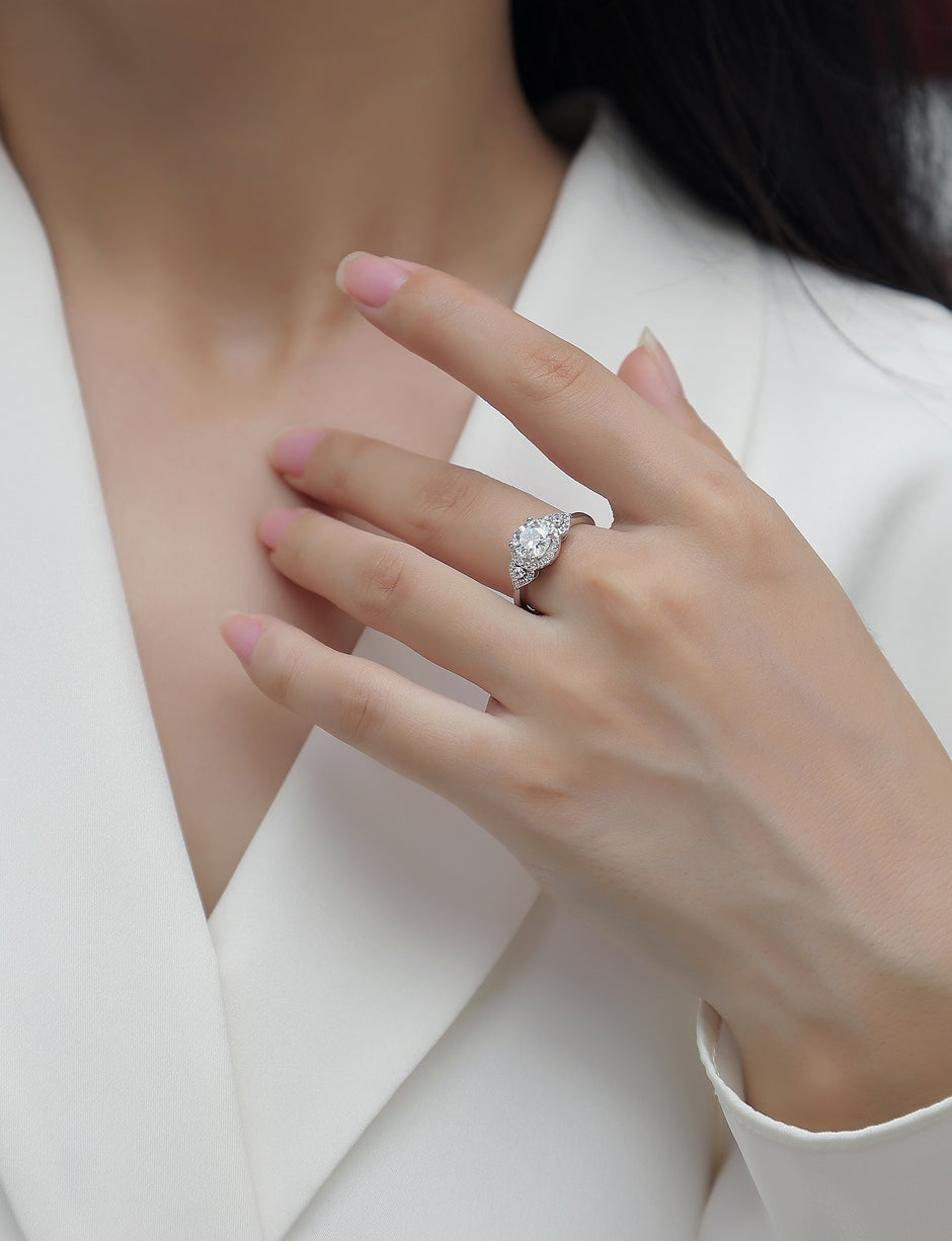 Moissanit Ring / Verlobungsring / Silberring mit 1.43 Karat VVS1 Reinheit und Farbgrad D im Brilliantschliff in rhodiniertem 925 Sterlingsilber.