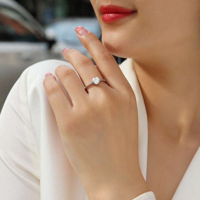 Moissanit Ring / Verlobungsring / Silberring mit 1 Karat VVS1 Reinheit und Farbgrad D im Herz-Schliff in rhodiniertem 925 Sterlingsilber.