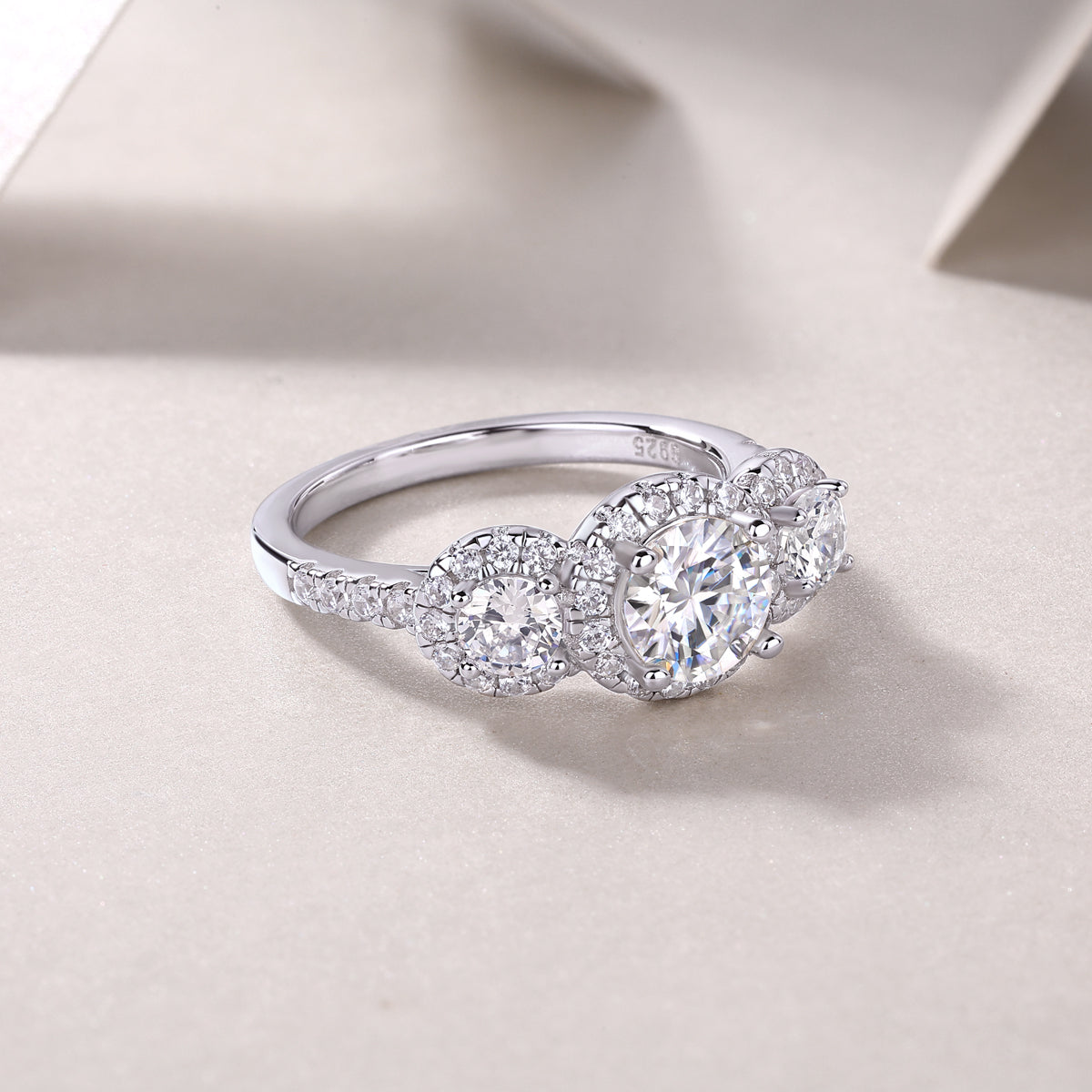 Moissanit Ring / Verlobungsring / Silberring mit 1.2 Karat VVS1 Reinheit und Farbgrad D im Brilliantschliff in rhodiniertem 925 Sterlingsilber.