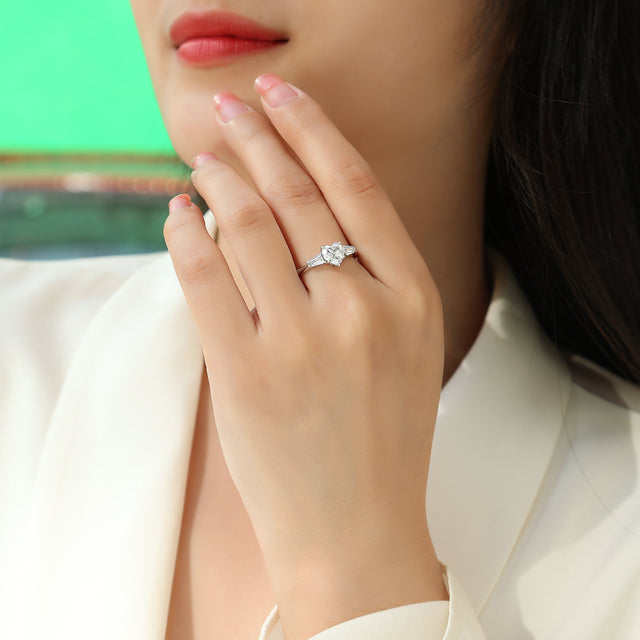 Moissanit Ring / Verlobungsring / Silberring mit 1 Karat VVS1 Reinheit und Farbgrad D im Herz-Schliff in rhodiniertem 925 Sterlingsilber.