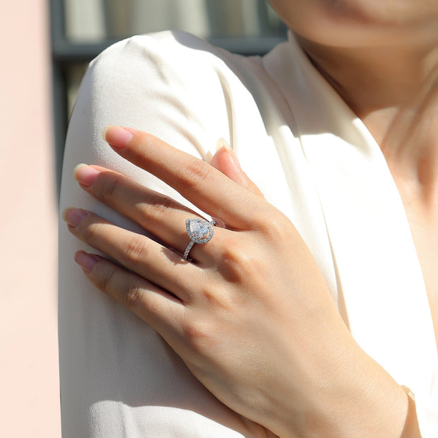 Moissanit Ring / Verlobungsring mit 3.08 Karat VVS1 Reinheit und Farbgrad D im Tropfenschliff in rhodiniertem 925 Sterlingsilber.