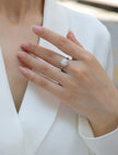 Moissanit Ring / Verlobungsring / Silberring mit 1 Karat VVS1 Reinheit und Farbgrad D im Baguette Schliff in rhodiniertem 925 Sterlingsilber.