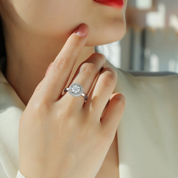 Moissanit Ring / Verlobungsring mit 2 Karat VVS1 Reinheit und Farbgrad D im Brilliantschliff in rhodiniertem 925 Sterlingsilber.