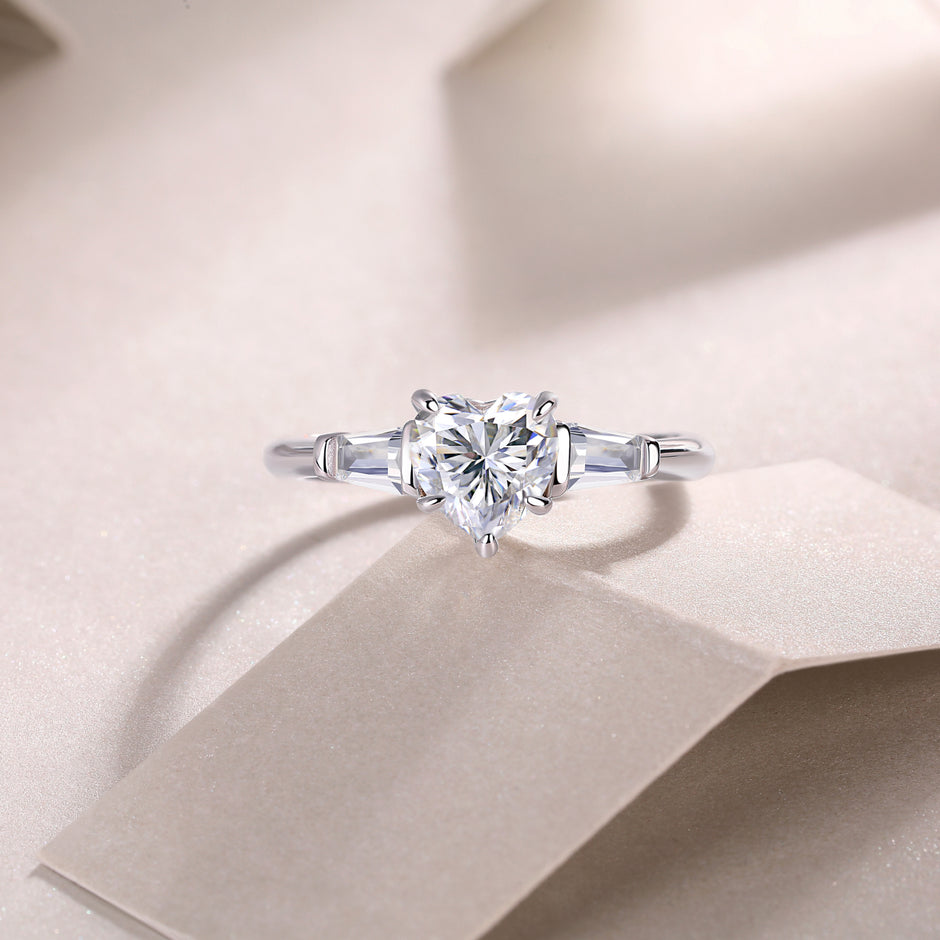 Moissanit Ring / Verlobungsring / Silberring mit 1 Karat VVS1 Reinheit und Farbgrad D im Herz-Schliff in rhodiniertem 925 Sterlingsilber.