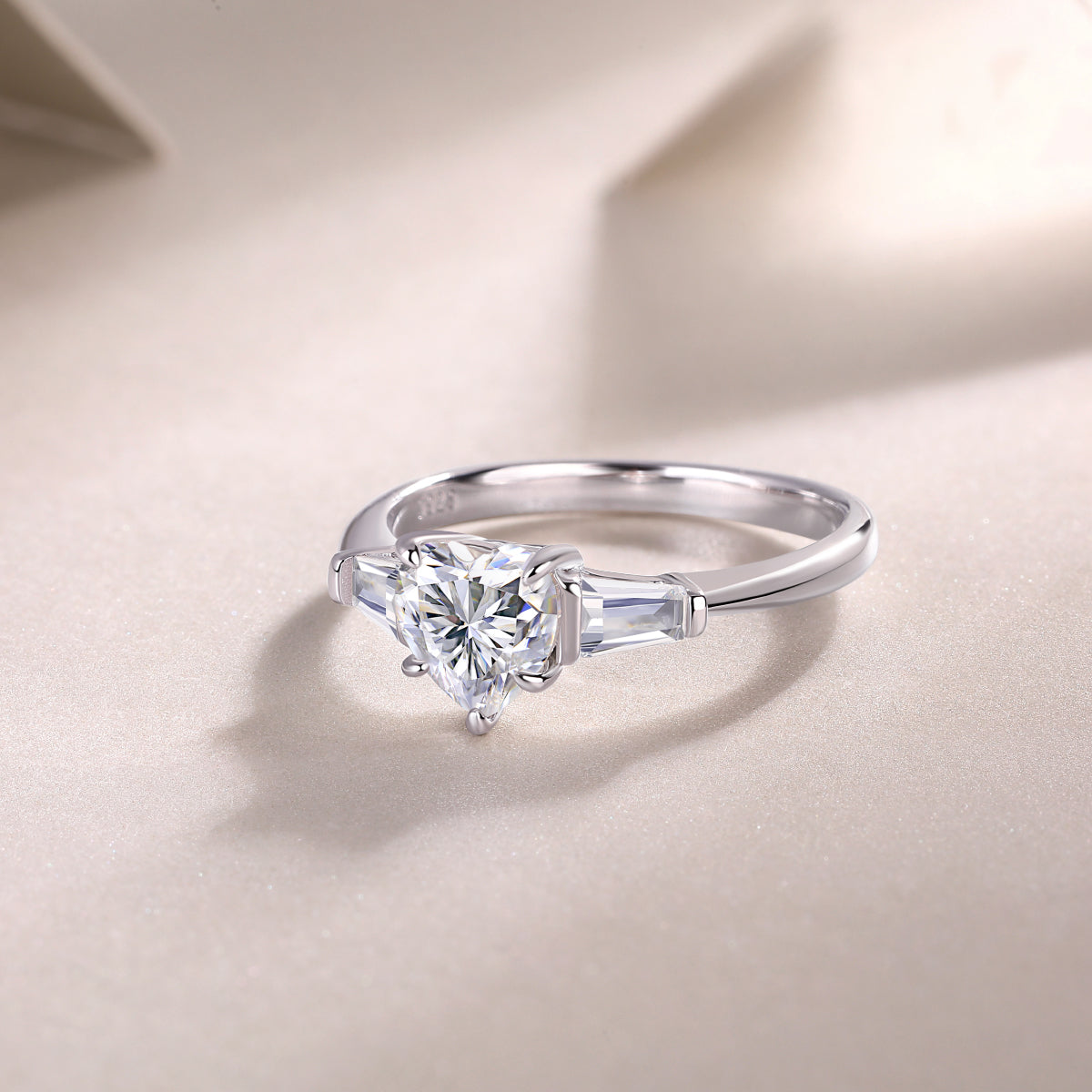 Moissanit Ring / Verlobungsring / Silberring mit 1 Karat VVS1 Reinheit und Farbgrad D im Herz-Schliff in rhodiniertem 925 Sterlingsilber.
