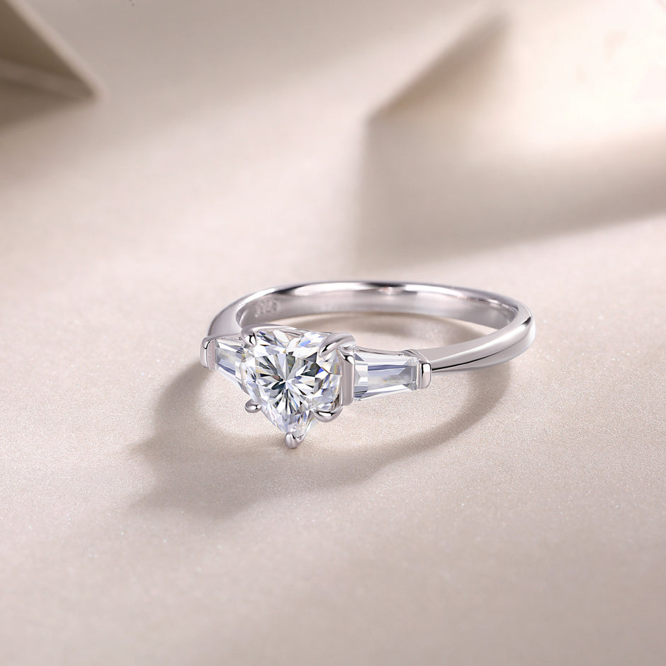 Moissanit Ring / Verlobungsring / Silberring mit 1 Karat VVS1 Reinheit und Farbgrad D im Herz-Schliff in rhodiniertem 925 Sterlingsilber.