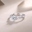 Moissanit Ring / Verlobungsring / Silberring mit 1 Karat VVS1 Reinheit und Farbgrad D im Herz-Schliff in rhodiniertem 925 Sterlingsilber.