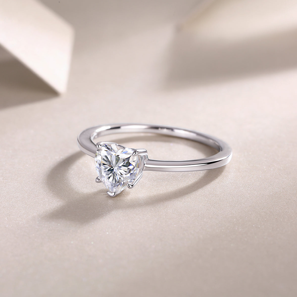 Moissanit Ring / Verlobungsring / Silberring mit 1 Karat VVS1 Reinheit und Farbgrad D im Herz-Schliff in rhodiniertem 925 Sterlingsilber.