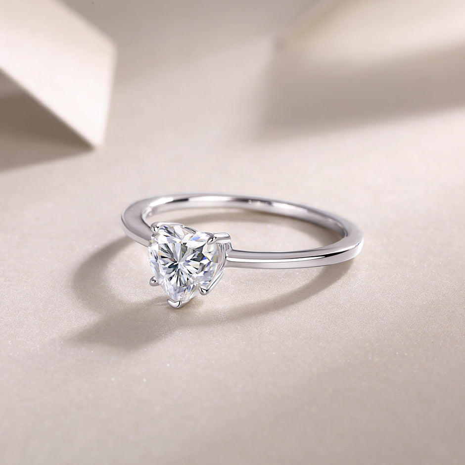 Moissanit Ring / Verlobungsring / Silberring mit 1 Karat VVS1 Reinheit und Farbgrad D im Herz-Schliff in rhodiniertem 925 Sterlingsilber.