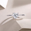 Moissanit Ring / Verlobungsring / Silberring mit 1 Karat VVS1 Reinheit und Farbgrad D im Herz-Schliff in rhodiniertem 925 Sterlingsilber.