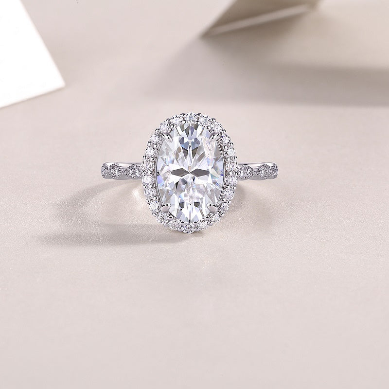 Moissanit Ring / Verlobungsring / Silberring mit 4.5 Karat VVS1 Reinheit und Farbgrad D im Ovalschliff in rhodiniertem 925 Sterlingsilber.