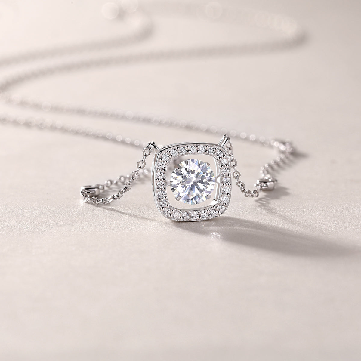Moissanit Halskette 1.58 Karat in VVS1  Reinheit und Farbgrad D - rhodinierte Anhänger mit eleganter  Kette aus 925er Silber