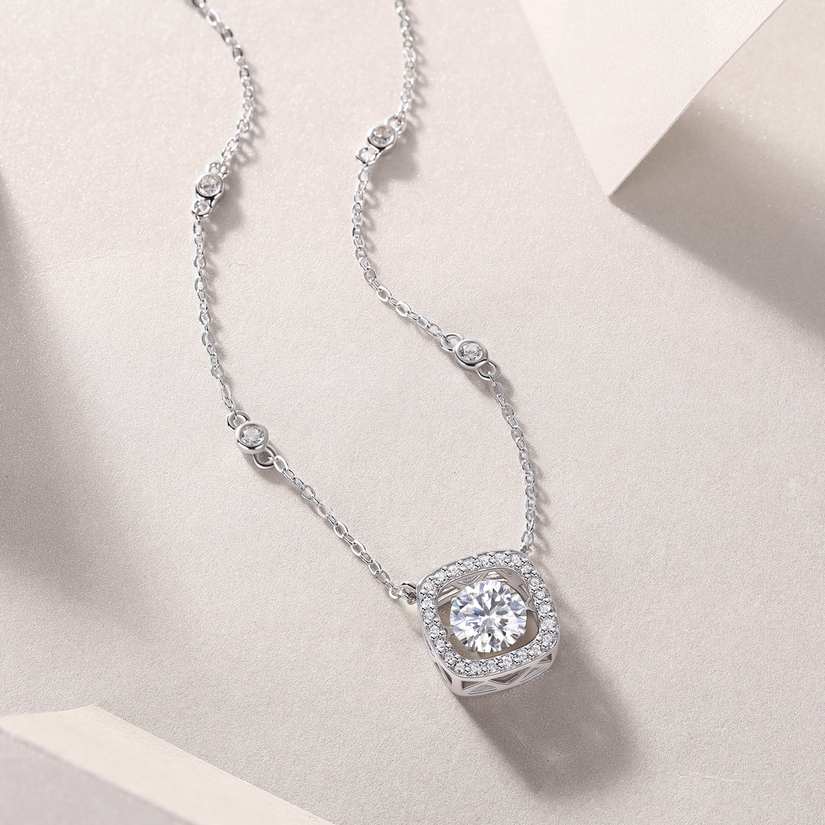 Moissanit Halskette 1.58 Karat in VVS1  Reinheit und Farbgrad D - rhodinierte Anhänger mit eleganter  Kette aus 925er Silber