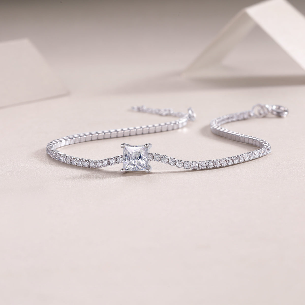 Moissanit Tennis Armband mit 0.9 Karat VVS1 Reinheit und D Farbgrad aus rhodiniertem 925 Silber (18 cm)