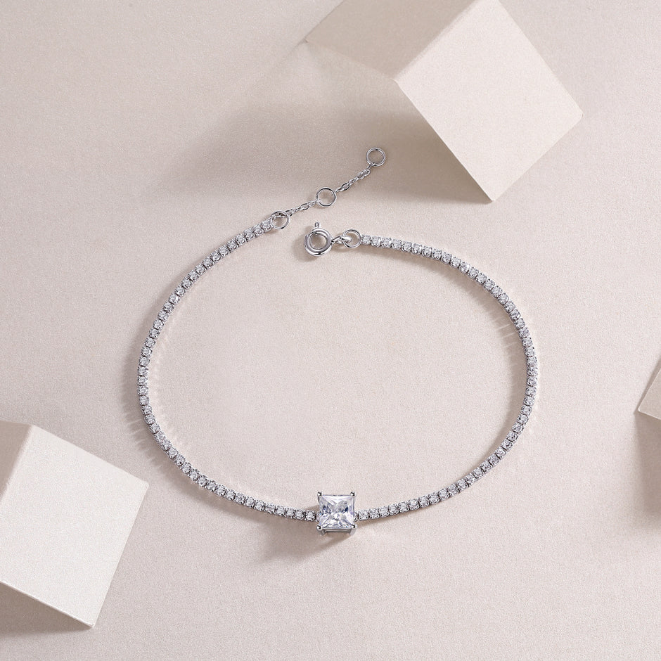 Moissanit Tennis Armband mit 0.9 Karat VVS1 Reinheit und D Farbgrad aus rhodiniertem 925 Silber (18 cm)