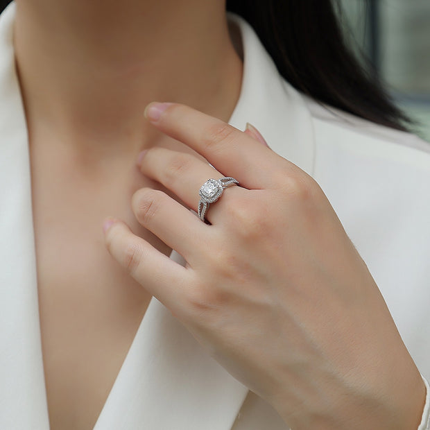 Moissanit Ring / Verlobungsring / Silberring mit 1.62 Karat VVS1 Reinheit und Farbgrad D im Brilliantschliff in rhodiniertem 925 Sterlingsilber.