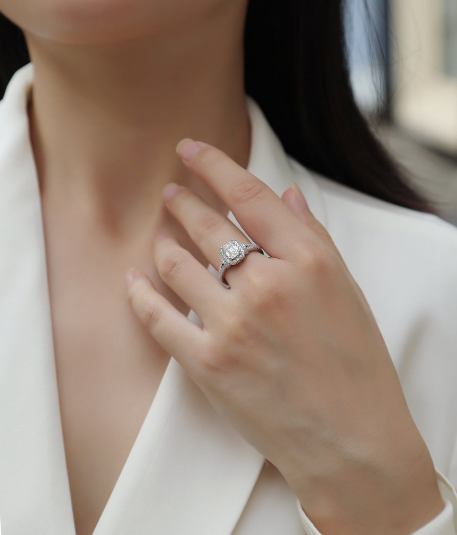 Moissanit Ring / Verlobungsring / Silberring mit 1 Karat VVS1 Reinheit und Farbgrad D im Baguette Schliff in rhodiniertem 925 Sterlingsilber.